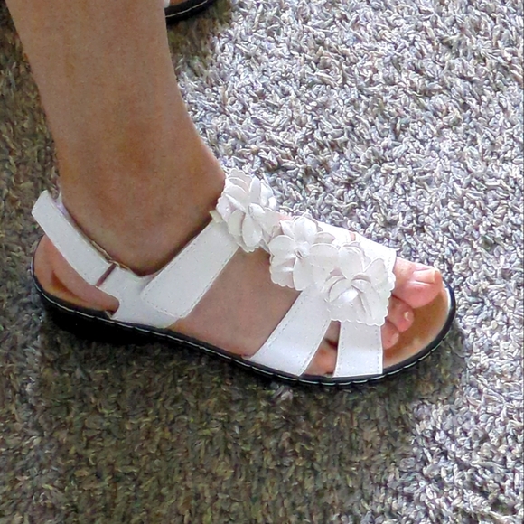 EMERY ROSE Elegant Slingback Wedge Sandals Women Appliques Decor Sandals - Picture 4 of 17